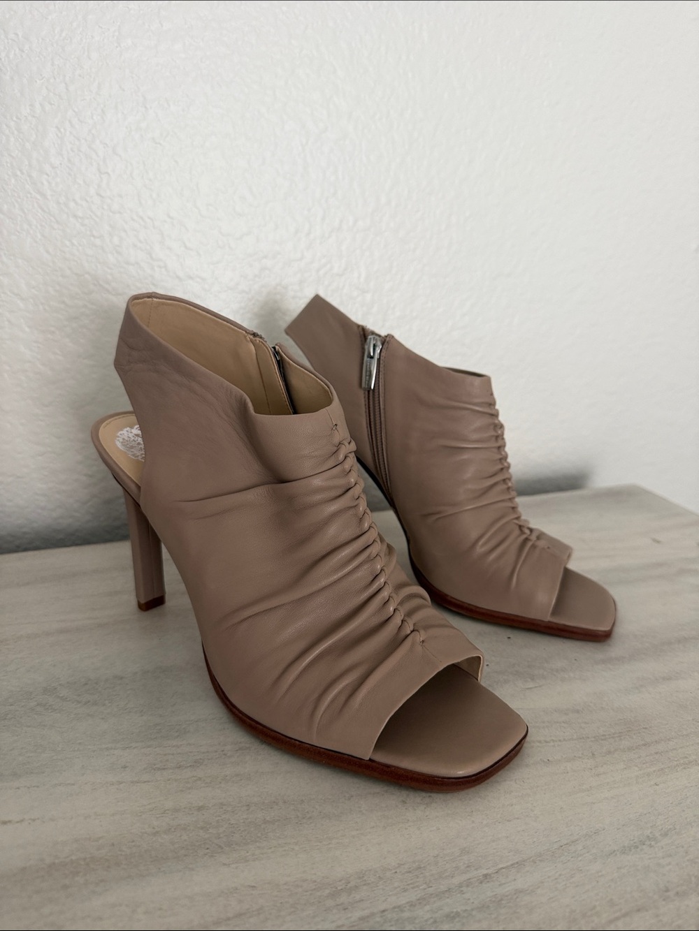 NW Box Vince Camuto Jenett Open-Toe Ruched High Heels Sandals Women Size 10
